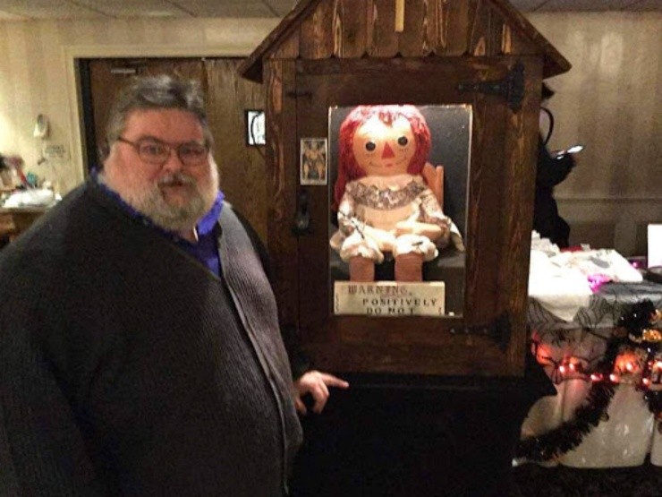 Chris McKinnell con la muñeca Annabelle (imagen de archivo)