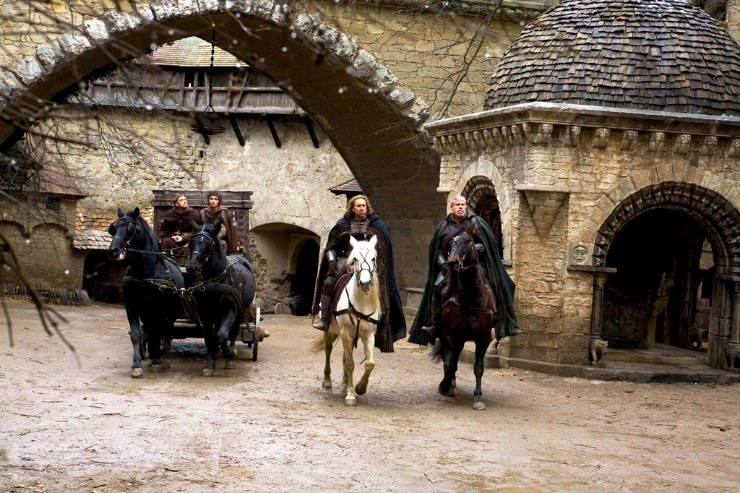 Cage interpreta a un guerrero quedebe trasladar a unabruja a un convento |Foto: Relativity Media.