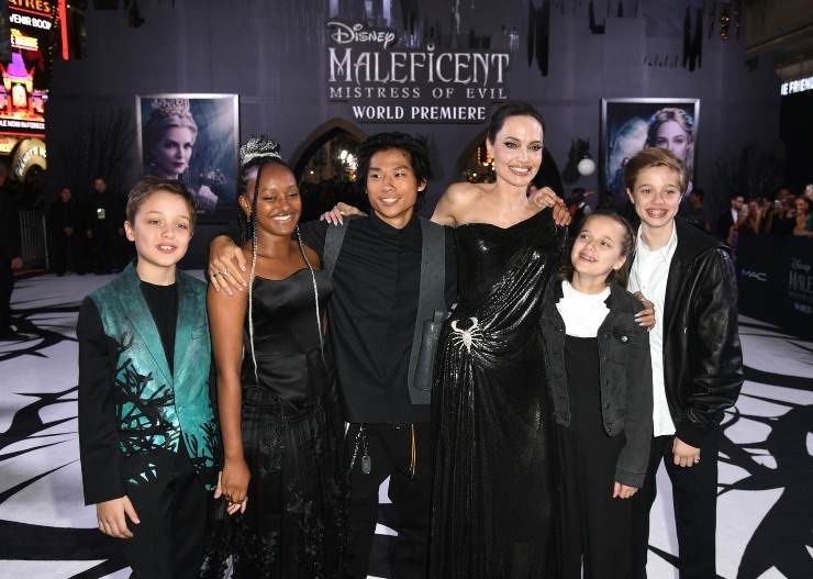Angelina Jolie y sus hijos estarían dispuestos a ir en contra de Brad Pitt. Foto: (Getty)