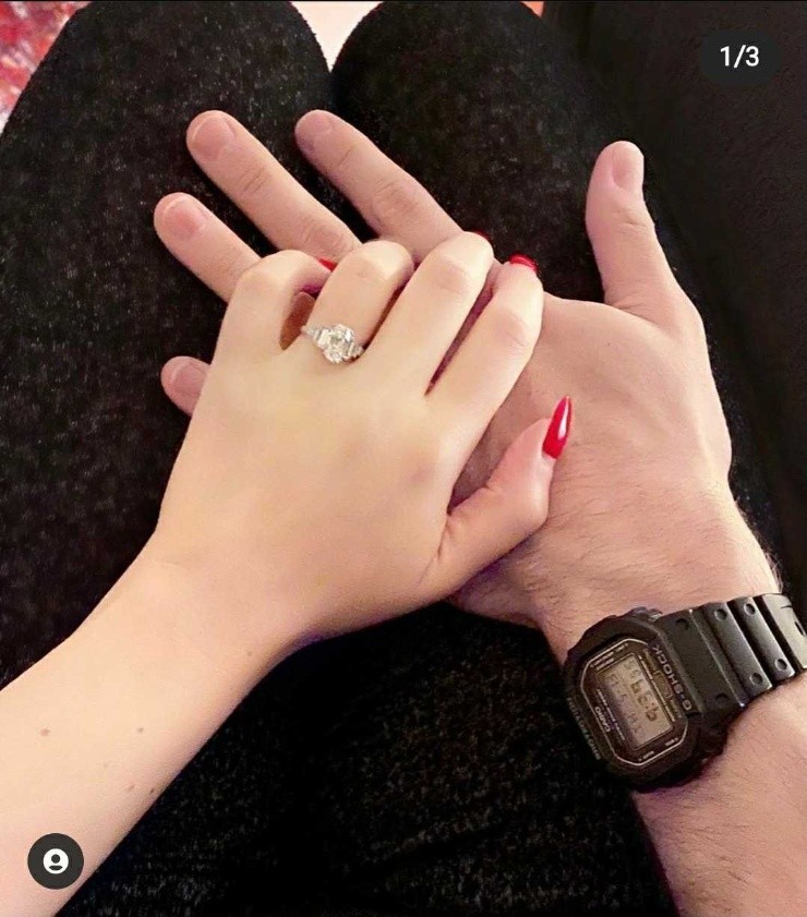 Kat Deninngs mostró su anillo de compromiso en Instagram (Foto: @katdenningsss)