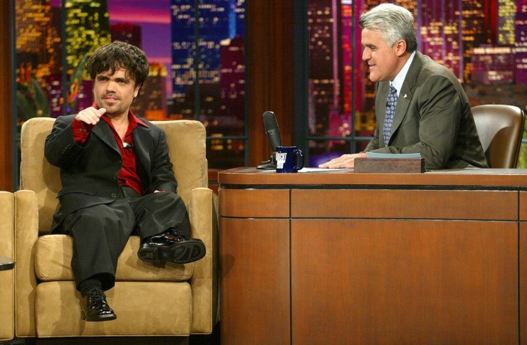 Peter Dinklage con Jay Leno en 2003 (Getty)