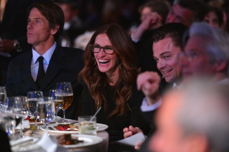 Julia Roberts junto a su marido y Leonardo DiCaprio (Foto: Getty Images)