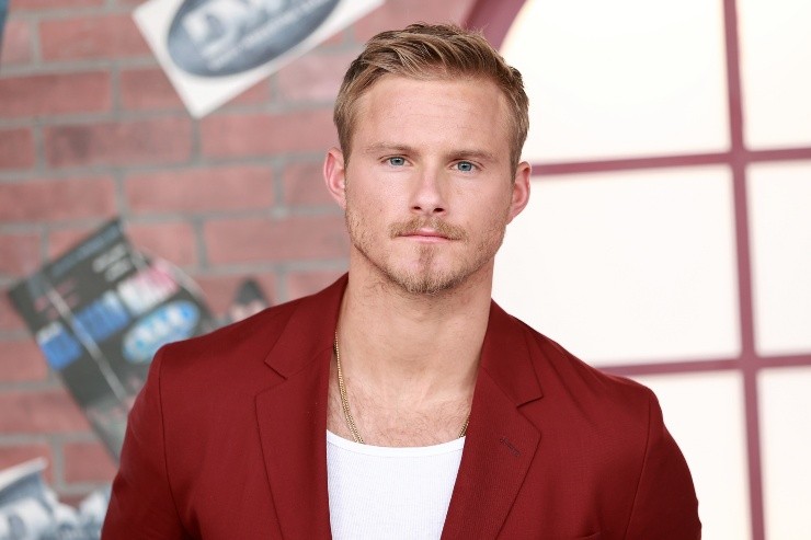 Alexander Ludwig-Heels-StarzPlay