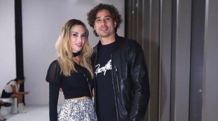 Karla Mora con Memo Ochoa