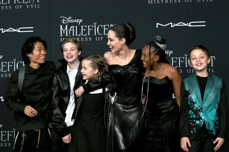 Angelina Jolie con algunos de sus hijos. Foto: (Getty)