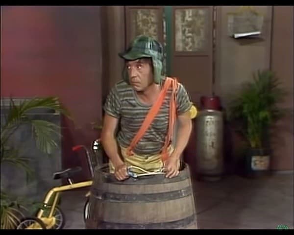 Chespirito como su clásico personaje. (IMDb)