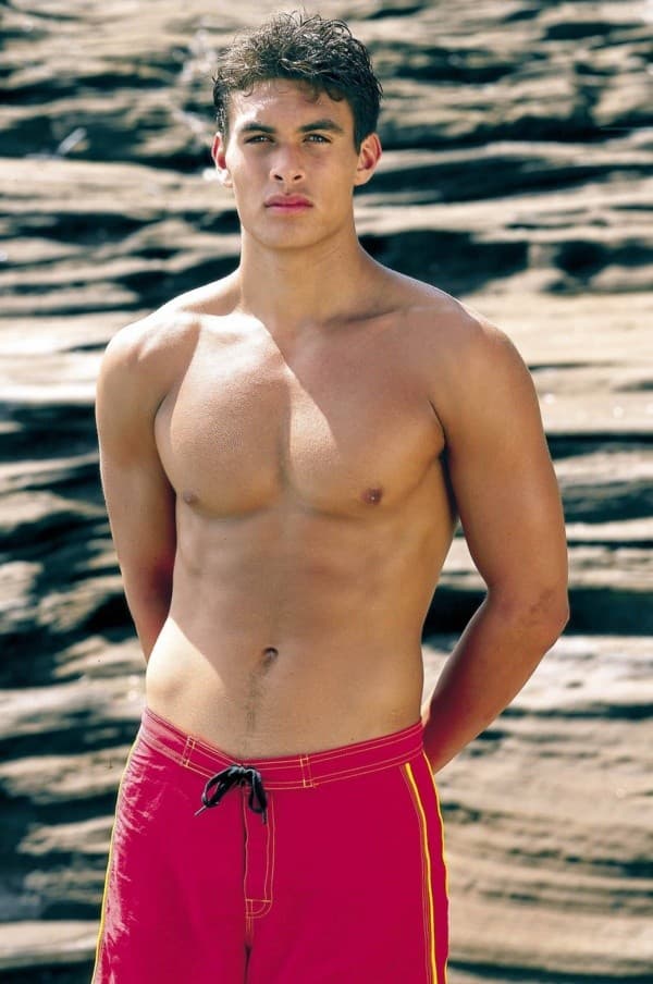 Jason Momoa en Baywatch, a finales de los 90. (IMDb)