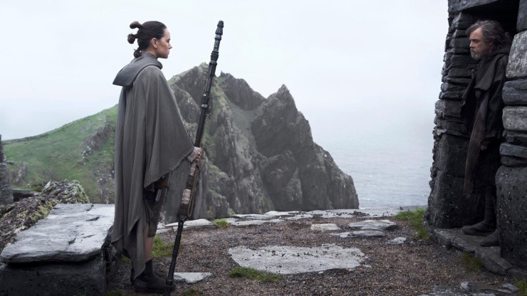 Daisy Ridley y Mark Hamill en The Last Jedi.