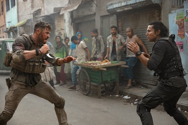 Chris Hemsworth y Randeep Hooda en Misión de Rescate (2020)