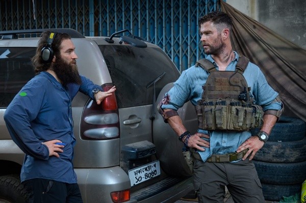 Sam Hargrave y Chris Hemsworth en Misión de Rescate (2020)