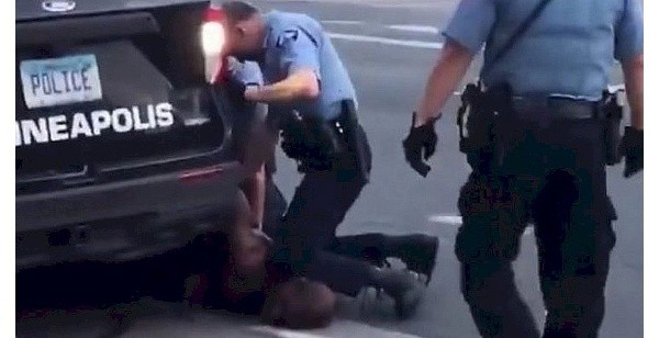 El policía Derek Chauvin asfixiando a George Floyd.