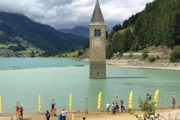 El campanario de la ciudad de Curon, en el Lago Resia (Italia)