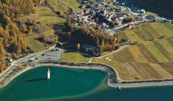 El pueblo de Curon Venosta, desde una vista panorámica.
