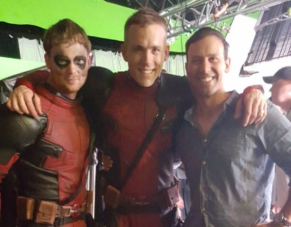 Ryan junto a uno de sus dobles en el set de “Deadpool” (Instagram)