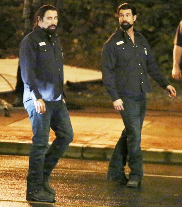 John y su doble de riesgo trabajando en “Life on the Line” (Twitter)