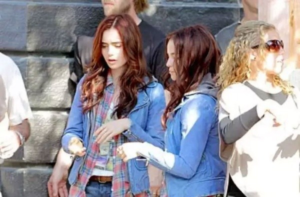 Lily habla con su doble antes de grabar una escena (Films Hollywood)