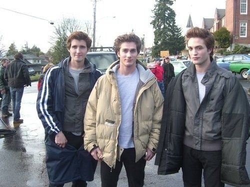 Pattinson junto a sus dobles en el set de “Twilight” (Instagram)