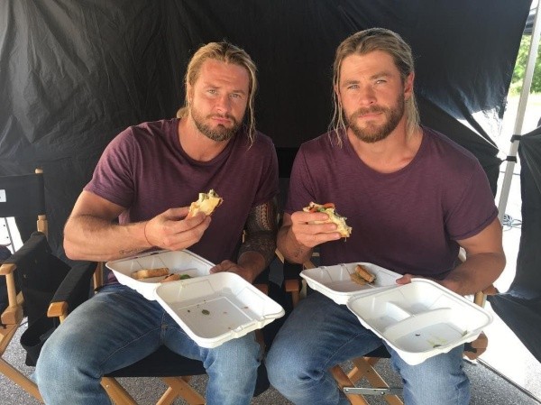 Holland y Hemsworth almorzando en el set de “Thor” (Instagram)