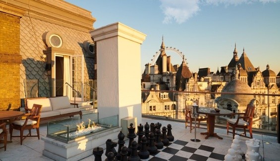 La terraza del hotel donde se hospedaron las estrellas de cine (corinthia.com)