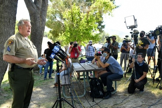 Sargento Kevin Donoghue explica el hallazgo en el lago Piru (GETTY)