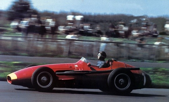 Juan Manuel Fangio manejando su Maserati (GETTY)