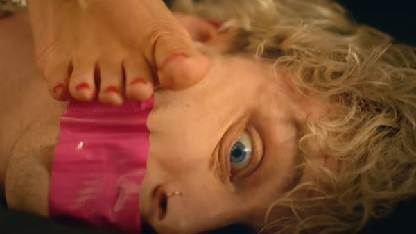 Escena en la que Megan Fox le pisa la cara a Machine Gun Kelly.