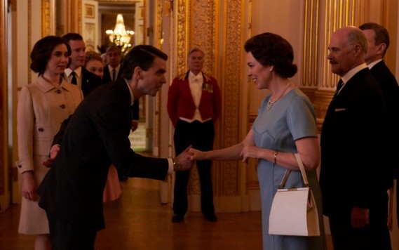 La Reina (Olivia Colman) recibe a los astronautas