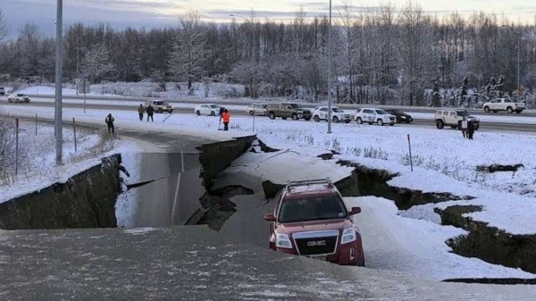La ruptura de una de las carreteras de Alaska tras el sismo.