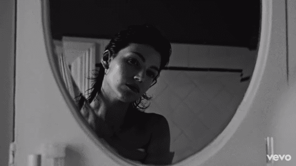 Úrsula Corberó siendo filmada en su casa por su pareja el Chino Darín.