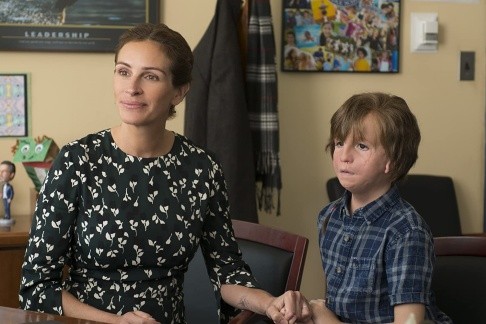 Jacob Tremblay y Julia Roberts en Wonder