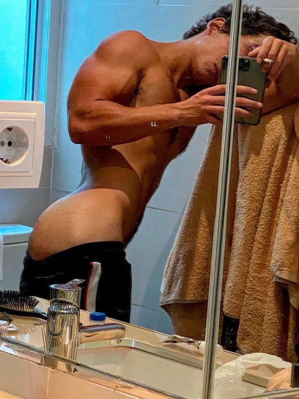 Miguel Herrán foto candente en el baño Instagram al borde de la censura