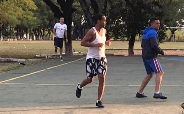 Ronaldinho en prisión cárcel Paraguay jugando al fútbol Ronaldinho en prisión cárcel Paraguay jugando al fútbol