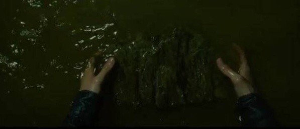 La piedra que flota durante la película ‘Parasite’.