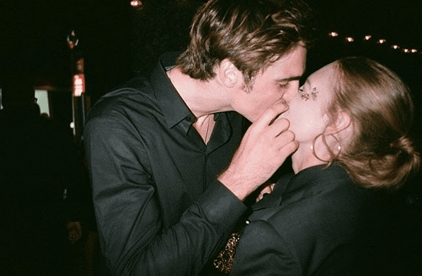 Jacob Elordi besando a Kaia Gerber