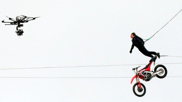 Tom Cruise, saltando con una moto al vacío. Foto: The Grosby Group