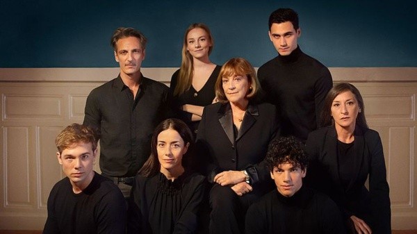 El elenco de ‘Alguien tiene que morir’. Foto: Netflix