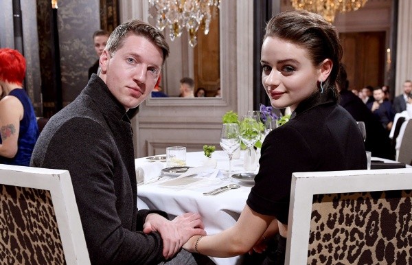 Steven Piet y Joey King, juntos en pareja.