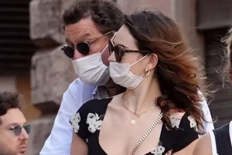 Dominic West y Lily James Dominic West y Lily James