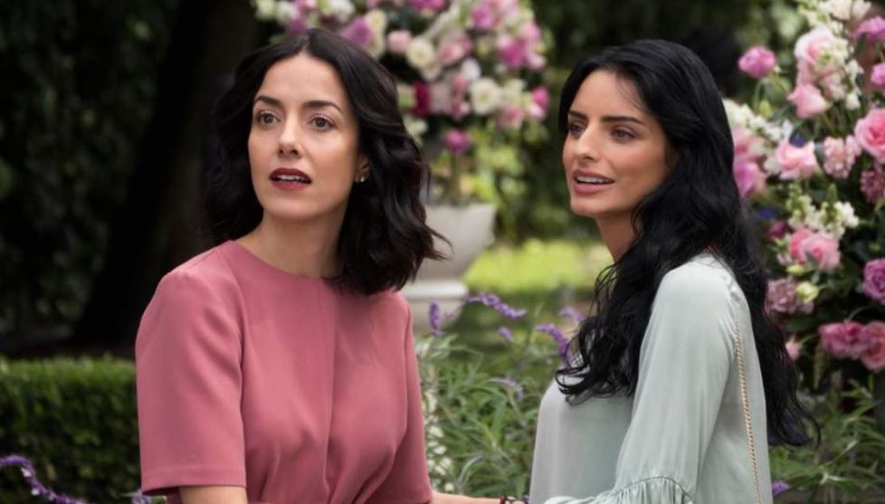 Cecilia Suárez y Aislinn Derbez en La casa de las flores (Foto: IMDb/Netflix)