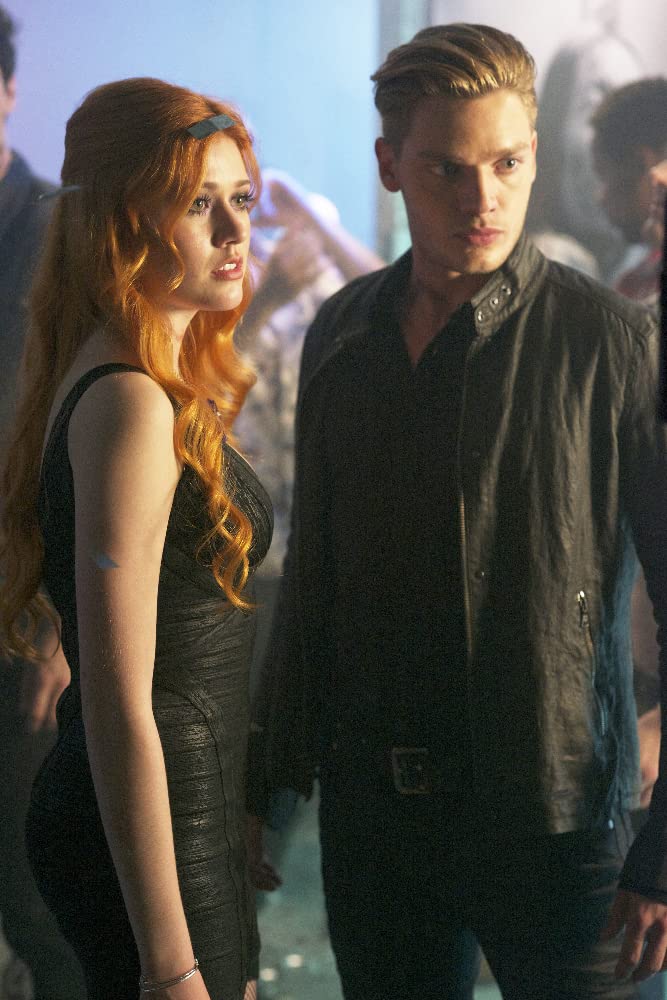 Katherine McNamara y Dominic Sherwood en Shadowhunters. Foto: (IMDB)