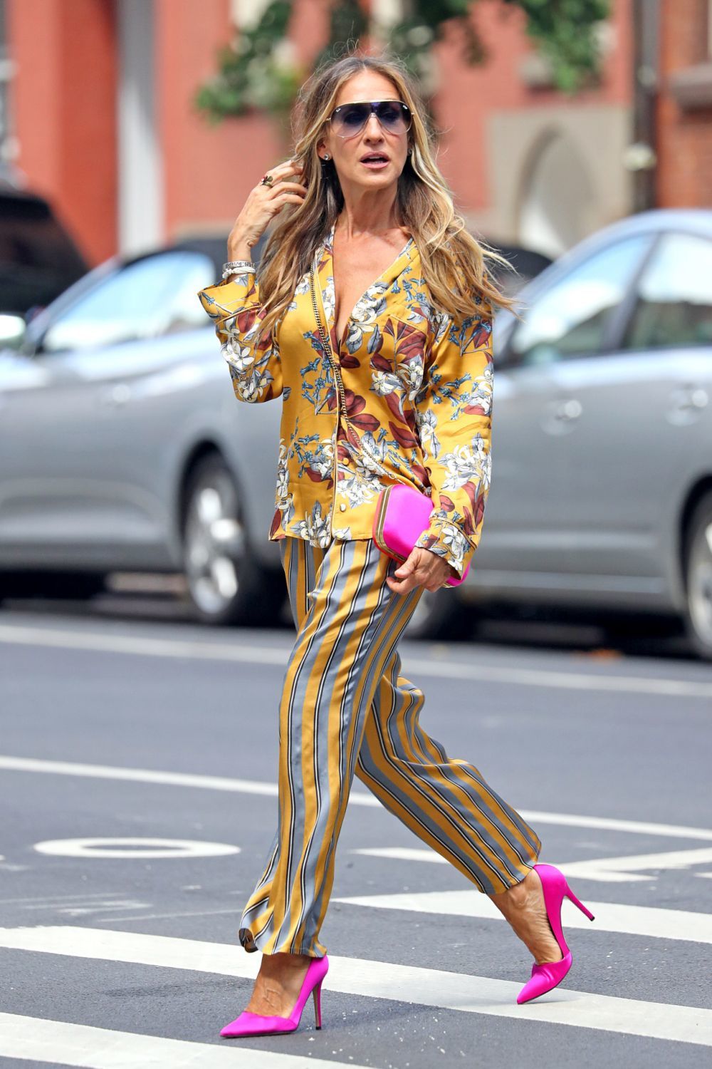 Sarah Jessica Parker con su look estilo pijama. 