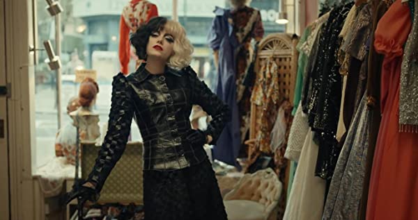 Emma Stone caracterizada como Cruella. Foto: (IMDB)