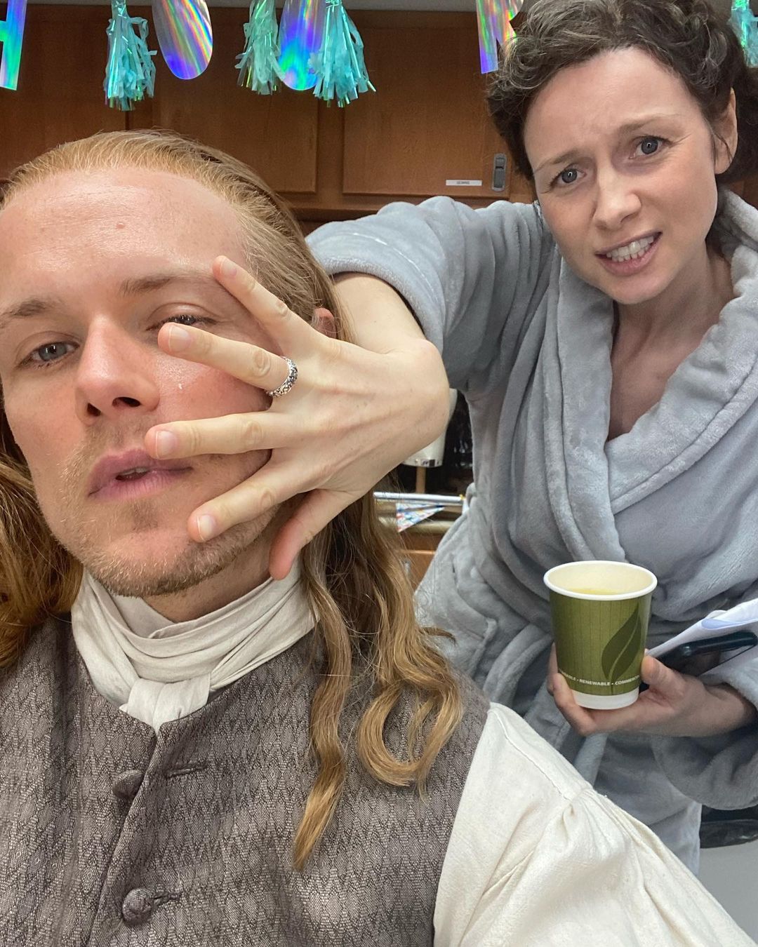 Así se preparan Sam Heughan y Catriona Balfe en el set de grabación.