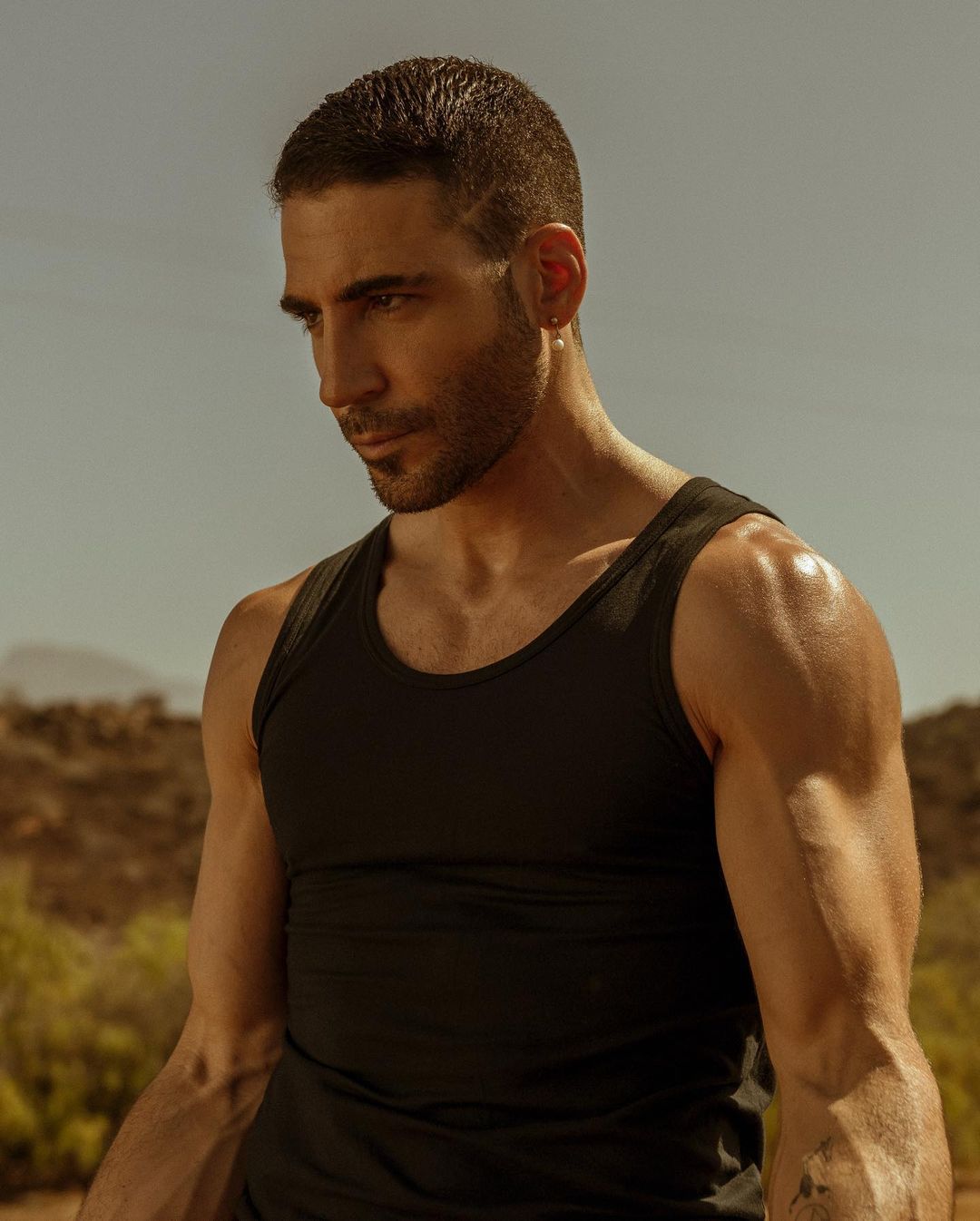 Miguel Ángel Silvestre es Moisés en Sky Rojo. Foto: (Netflix). Miguel Ángel Silvestre es Moisés en Sky Rojo. Foto: (Netflix).
