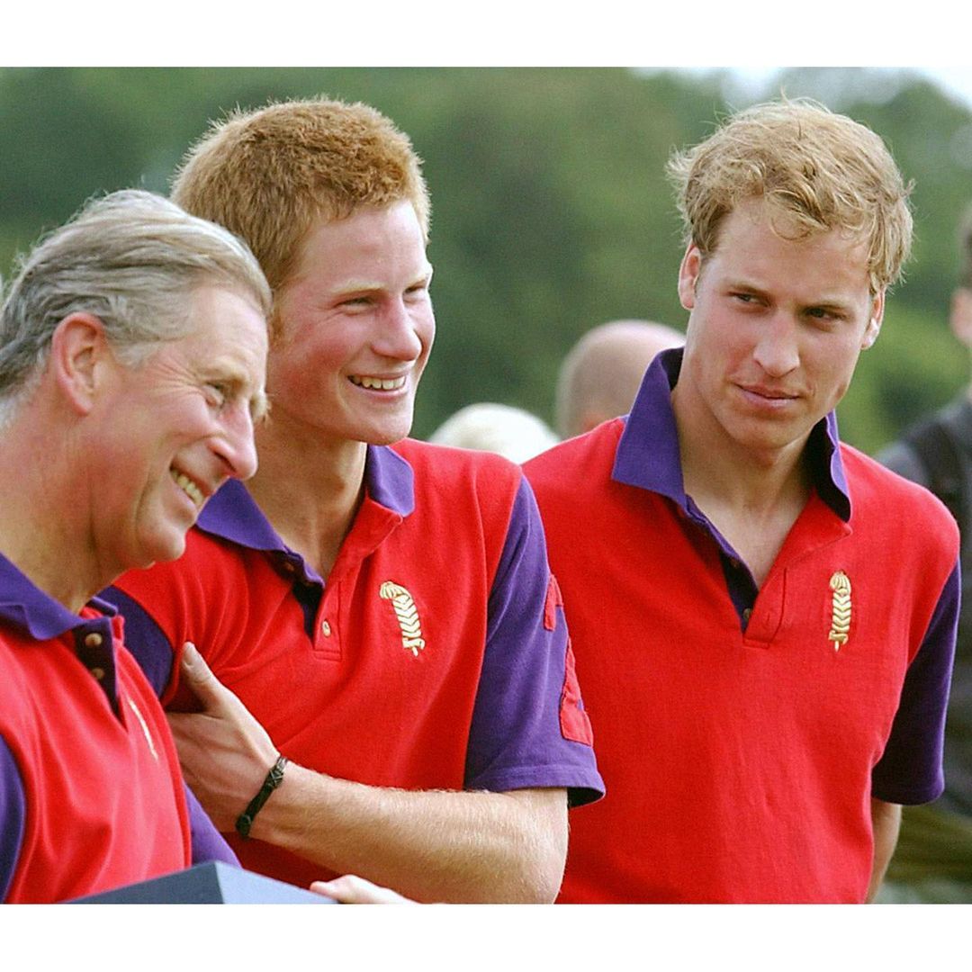 Los Príncipes Guillermo y Harry con su padre, Carlos de Gales. Foto: (Clarence House) Los Príncipes Guillermo y Harry con su padre, Carlos de Gales. Foto: (Clarence House)