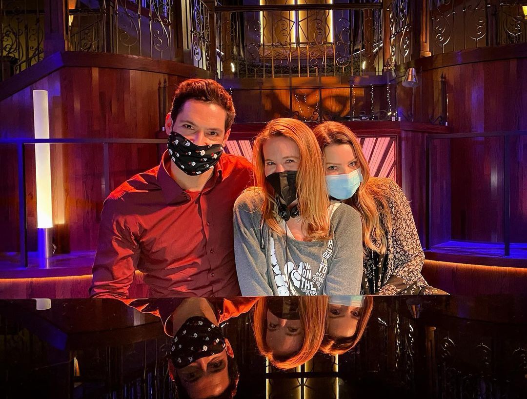 La foto de Tom Ellis y Lauren German ensayando en el Lux. 