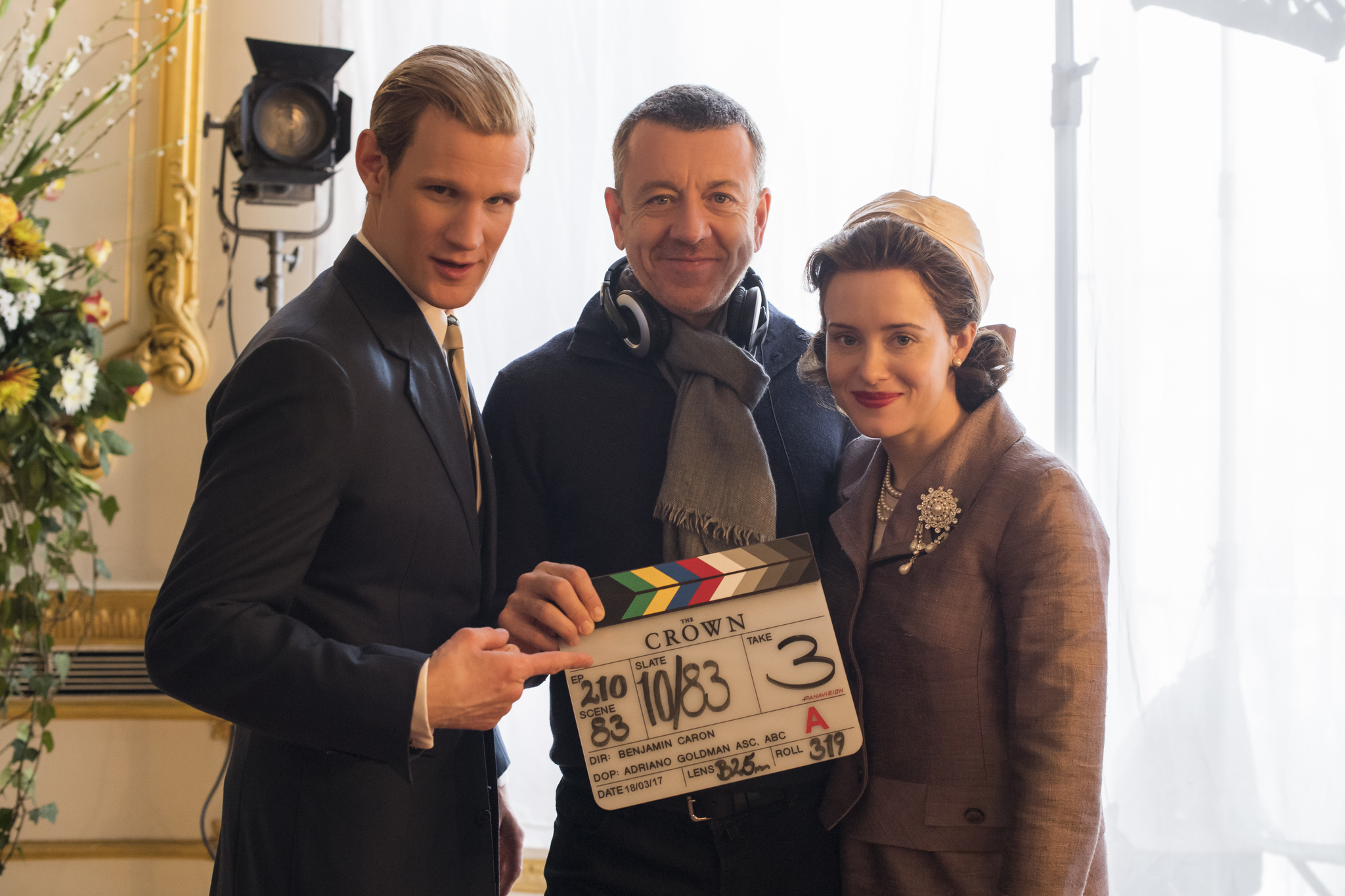 Matt Smith, Claire Foy y Peter Morgan durante el rodaje de The Crown. Foto: (IMDB) Matt Smith, Claire Foy y Peter Morgan durante el rodaje de The Crown. Foto: (IMDB)