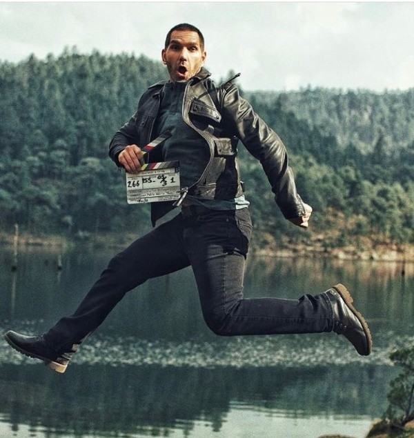 Arap Bethke en el set de Buscando a Frida. Foto: (Telemundo)