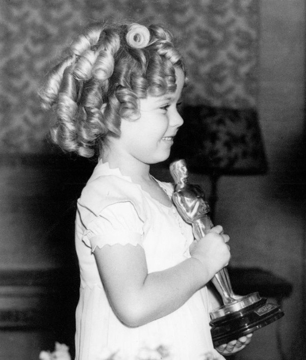Shirley Temple con su Premio Óscar. 
