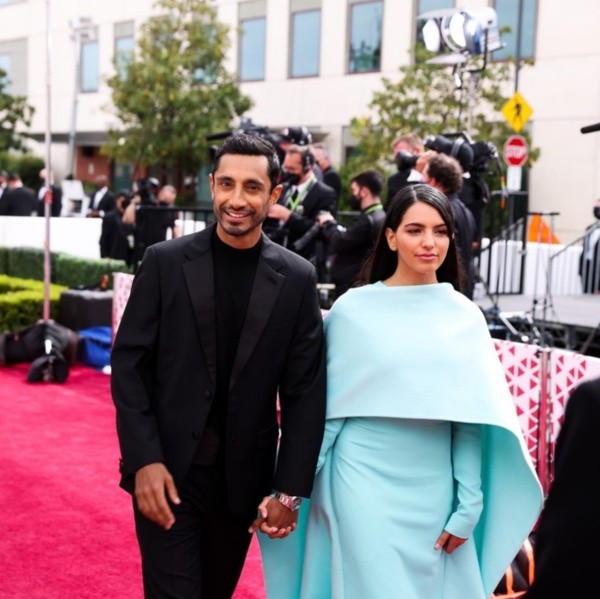 Riz Ahmed y su esposa en la alfombra roja. 